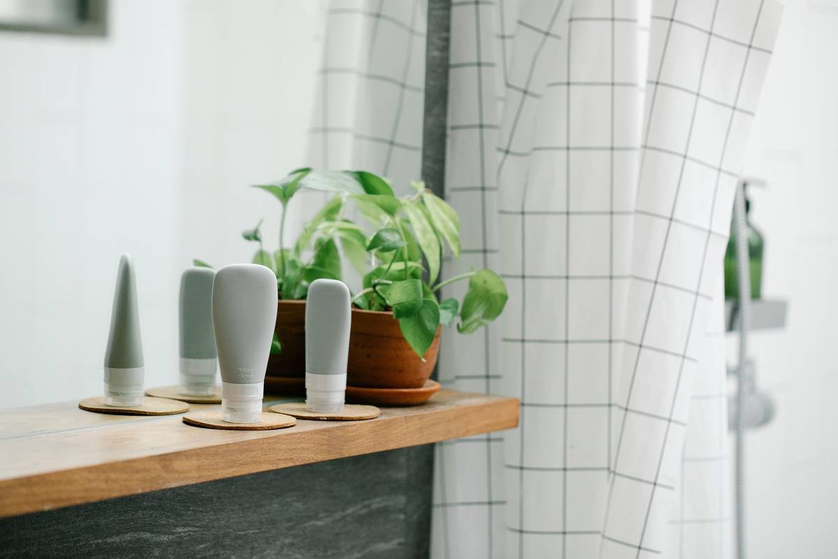 Infographic showing common greenwashing tactics in clean beauty: unregulated terms like 'natural,' hidden fragrances, and misleading certifications.