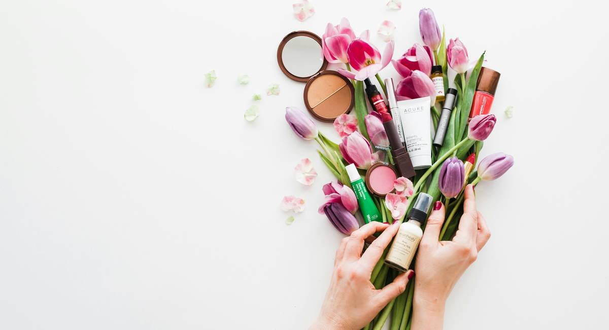 Infographic showing common toxic skincare ingredients vs clean alternatives: parabens vs radish root ferment, phthalates vs essential oils, SLS vs coconut-derived surfactants